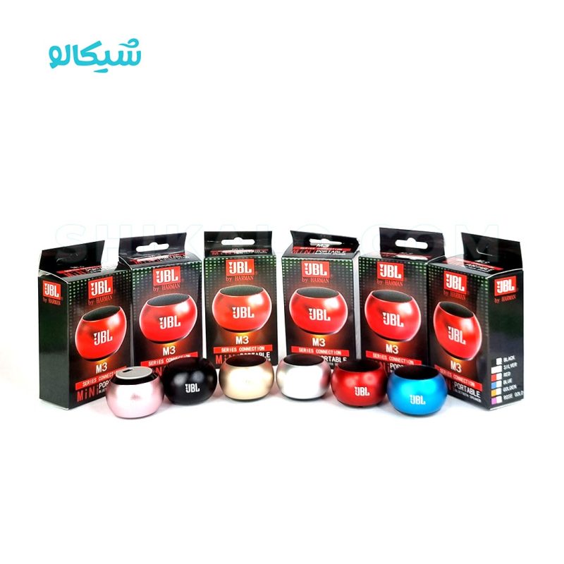 اسپیکر جیبی جی بی ال مدل M3 اسپیکر جیبی از برند جی بی ال مدل m3 ، یک نمونه اسپیکر بلوتوث دار که سایز کوچک در کنار کیفیت مطلوب، در محیط توجه همه را به خود جلب می کند برای درک بهتر این موضوع بهتر است ویدئو معرفی این محصول را مشاهده کنید. این اسپیکر جیبی در سایز 5×3.5 سانتی متری به راحتی توی جیب، کیف، داشبورد و کنسول ماشین جا میشه و برای استفاده های کوتاه مدت در پیاده روی، دوچرخه و موتور سواری یک گزینه بسیار عالی می باشد. اسپیکر m3 در شش رنگ (آبی، مشکی، طلایی، قرمز، نقره ای، رزگلد) تولید شده که شما میتوانید بر اساس سلیقه خود رنگ دلخواهتان را سفارش دهید. انتهای اسپیکر دکمه خاموش و روشن بلوتوث قرار داده شده که با نگه داشتن آن به مدت 3 ثانیه، روشن شده و می توانید به آن متصل شوید، همچنین بند مچی نگهدارنده اسپیکر امکان اتصال آن را بسیار راحت می کند.