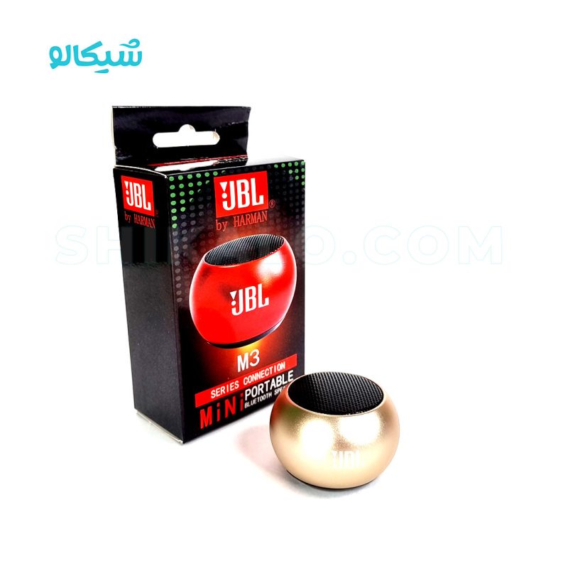 اسپیکر جیبی جی بی ال مدل M3 اسپیکر جیبی از برند جی بی ال مدل m3 ، یک نمونه اسپیکر بلوتوث دار که سایز کوچک در کنار کیفیت مطلوب، در محیط توجه همه را به خود جلب می کند برای درک بهتر این موضوع بهتر است ویدئو معرفی این محصول را مشاهده کنید. این اسپیکر جیبی در سایز 5×3.5 سانتی متری به راحتی توی جیب، کیف، داشبورد و کنسول ماشین جا میشه و برای استفاده های کوتاه مدت در پیاده روی، دوچرخه و موتور سواری یک گزینه بسیار عالی می باشد. اسپیکر m3 در شش رنگ (آبی، مشکی، طلایی، قرمز، نقره ای، رزگلد) تولید شده که شما میتوانید بر اساس سلیقه خود رنگ دلخواهتان را سفارش دهید. انتهای اسپیکر دکمه خاموش و روشن بلوتوث قرار داده شده که با نگه داشتن آن به مدت 3 ثانیه، روشن شده و می توانید به آن متصل شوید، همچنین بند مچی نگهدارنده اسپیکر امکان اتصال آن را بسیار راحت می کند.
