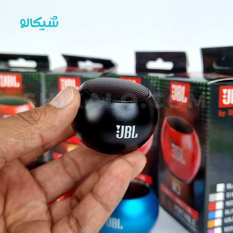 اسپیکر جیبی جی بی ال مدل M3 اسپیکر جیبی از برند جی بی ال مدل m3 ، یک نمونه اسپیکر بلوتوث دار که سایز کوچک در کنار کیفیت مطلوب، در محیط توجه همه را به خود جلب می کند برای درک بهتر این موضوع بهتر است ویدئو معرفی این محصول را مشاهده کنید. این اسپیکر جیبی در سایز 5×3.5 سانتی متری به راحتی توی جیب، کیف، داشبورد و کنسول ماشین جا میشه و برای استفاده های کوتاه مدت در پیاده روی، دوچرخه و موتور سواری یک گزینه بسیار عالی می باشد. اسپیکر m3 در شش رنگ (آبی، مشکی، طلایی، قرمز، نقره ای، رزگلد) تولید شده که شما میتوانید بر اساس سلیقه خود رنگ دلخواهتان را سفارش دهید. انتهای اسپیکر دکمه خاموش و روشن بلوتوث قرار داده شده که با نگه داشتن آن به مدت 3 ثانیه، روشن شده و می توانید به آن متصل شوید، همچنین بند مچی نگهدارنده اسپیکر امکان اتصال آن را بسیار راحت می کند.