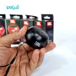 اسپیکر جیبی از برند جی بی ال مدل m3 ، یک نمونه اسپیکر بلوتوث دار که سایز کوچک در کنار کیفیت مطلوب، در محیط توجه همه را به خود جلب می کند برای درک بهتر این موضوع بهتر است ویدئو معرفی این محصول را مشاهده کنید. این اسپیکر جیبی در سایز 5×3.5 سانتی متری به راحتی توی جیب، کیف، داشبورد و کنسول ماشین جا میشه و برای استفاده های کوتاه مدت در پیاده روی، دوچرخه و موتور سواری یک گزینه بسیار عالی می باشد. اسپیکر m3 در شش رنگ (آبی، مشکی، طلایی، قرمز، نقره ای، رزگلد) تولید شده که شما میتوانید بر اساس سلیقه خود رنگ دلخواهتان را سفارش دهید. انتهای اسپیکر دکمه خاموش و روشن بلوتوث قرار داده شده که با نگه داشتن آن به مدت 3 ثانیه، روشن شده و می توانید به آن متصل شوید، همچنین بند مچی نگهدارنده اسپیکر امکان اتصال آن را بسیار راحت می کند.