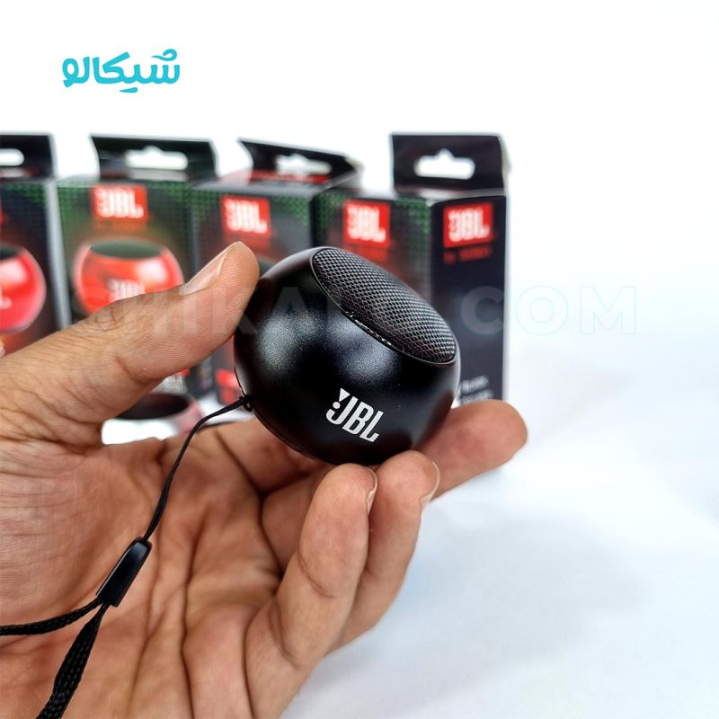 اسپیکر جیبی جی بی ال مدل M3 اسپیکر جیبی از برند جی بی ال مدل m3 ، یک نمونه اسپیکر بلوتوث دار که سایز کوچک در کنار کیفیت مطلوب، در محیط توجه همه را به خود جلب می کند برای درک بهتر این موضوع بهتر است ویدئو معرفی این محصول را مشاهده کنید. این اسپیکر جیبی در سایز 5×3.5 سانتی متری به راحتی توی جیب، کیف، داشبورد و کنسول ماشین جا میشه و برای استفاده های کوتاه مدت در پیاده روی، دوچرخه و موتور سواری یک گزینه بسیار عالی می باشد. اسپیکر m3 در شش رنگ (آبی، مشکی، طلایی، قرمز، نقره ای، رزگلد) تولید شده که شما میتوانید بر اساس سلیقه خود رنگ دلخواهتان را سفارش دهید. انتهای اسپیکر دکمه خاموش و روشن بلوتوث قرار داده شده که با نگه داشتن آن به مدت 3 ثانیه، روشن شده و می توانید به آن متصل شوید، همچنین بند مچی نگهدارنده اسپیکر امکان اتصال آن را بسیار راحت می کند.