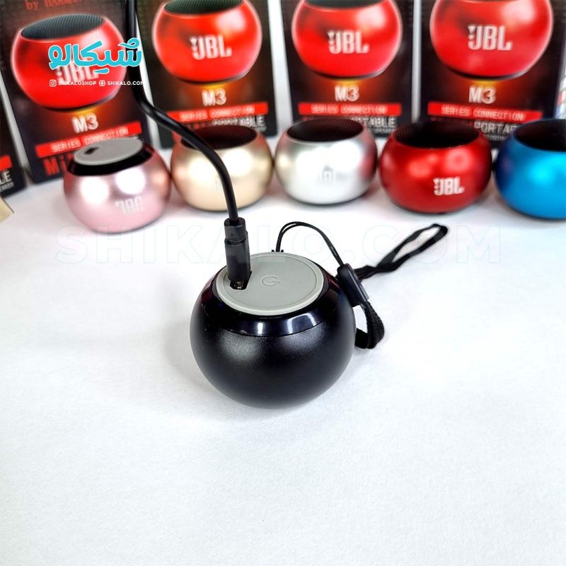 اسپیکر جیبی جی بی ال مدM3ل اسپیکر جیبی از برند جی بی ال مدل m3 ، یک نمونه اسپیکر بلوتوث دار که سایز کوچک در کنار کیفیت مطلوب، در محیط توجه همه را به خود جلب می کند برای درک بهتر این موضوع بهتر است ویدئو معرفی این محصول را مشاهده کنید. این اسپیکر جیبی در سایز 5×3.5 سانتی متری به راحتی توی جیب، کیف، داشبورد و کنسول ماشین جا میشه و برای استفاده های کوتاه مدت در پیاده روی، دوچرخه و موتور سواری یک گزینه بسیار عالی می باشد. اسپیکر m3 در شش رنگ (آبی، مشکی، طلایی، قرمز، نقره ای، رزگلد) تولید شده که شما میتوانید بر اساس سلیقه خود رنگ دلخواهتان را سفارش دهید. انتهای اسپیکر دکمه خاموش و روشن بلوتوث قرار داده شده که با نگه داشتن آن به مدت 3 ثانیه، روشن شده و می توانید به آن متصل شوید، همچنین بند مچی نگهدارنده اسپیکر امکان اتصال آن را بسیار راحت می کند.