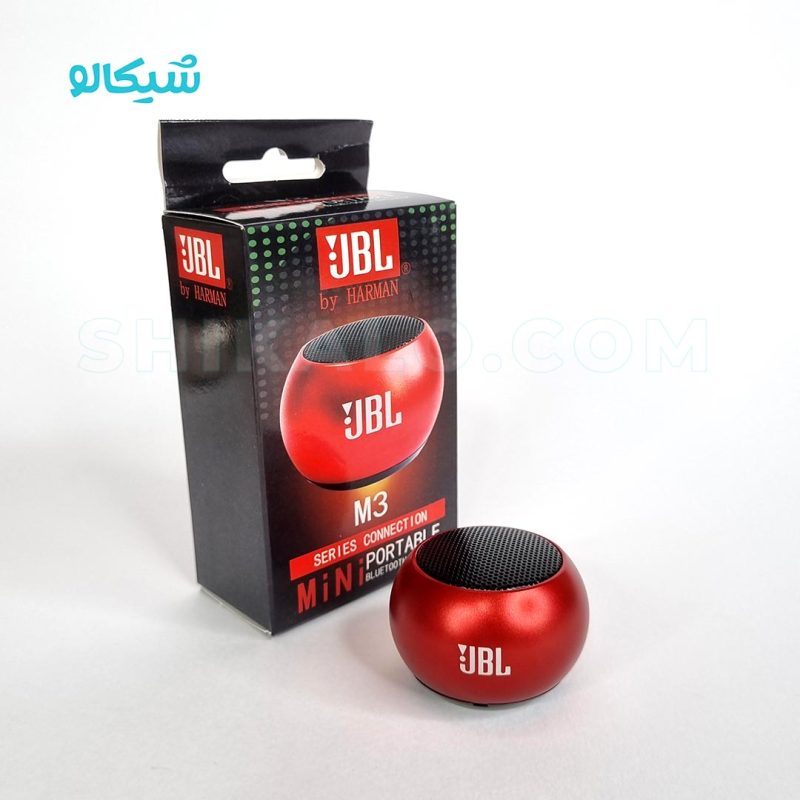 اسپیکر جیبی جی بی ال مدل M3 اسپیکر جیبی از برند جی بی ال مدل m3 ، یک نمونه اسپیکر بلوتوث دار که سایز کوچک در کنار کیفیت مطلوب، در محیط توجه همه را به خود جلب می کند برای درک بهتر این موضوع بهتر است ویدئو معرفی این محصول را مشاهده کنید. این اسپیکر جیبی در سایز 5×3.5 سانتی متری به راحتی توی جیب، کیف، داشبورد و کنسول ماشین جا میشه و برای استفاده های کوتاه مدت در پیاده روی، دوچرخه و موتور سواری یک گزینه بسیار عالی می باشد. اسپیکر m3 در شش رنگ (آبی، مشکی، طلایی، قرمز، نقره ای، رزگلد) تولید شده که شما میتوانید بر اساس سلیقه خود رنگ دلخواهتان را سفارش دهید. انتهای اسپیکر دکمه خاموش و روشن بلوتوث قرار داده شده که با نگه داشتن آن به مدت 3 ثانیه، روشن شده و می توانید به آن متصل شوید، همچنین بند مچی نگهدارنده اسپیکر امکان اتصال آن را بسیار راحت می کند.