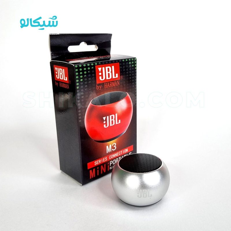 اسپیکر جیبی جی بی ال مدل M3 اسپیکر جیبی از برند جی بی ال مدل m3 ، یک نمونه اسپیکر بلوتوث دار که سایز کوچک در کنار کیفیت مطلوب، در محیط توجه همه را به خود جلب می کند برای درک بهتر این موضوع بهتر است ویدئو معرفی این محصول را مشاهده کنید. این اسپیکر جیبی در سایز 5×3.5 سانتی متری به راحتی توی جیب، کیف، داشبورد و کنسول ماشین جا میشه و برای استفاده های کوتاه مدت در پیاده روی، دوچرخه و موتور سواری یک گزینه بسیار عالی می باشد. اسپیکر m3 در شش رنگ (آبی، مشکی، طلایی، قرمز، نقره ای، رزگلد) تولید شده که شما میتوانید بر اساس سلیقه خود رنگ دلخواهتان را سفارش دهید. انتهای اسپیکر دکمه خاموش و روشن بلوتوث قرار داده شده که با نگه داشتن آن به مدت 3 ثانیه، روشن شده و می توانید به آن متصل شوید، همچنین بند مچی نگهدارنده اسپیکر امکان اتصال آن را بسیار راحت می کند.