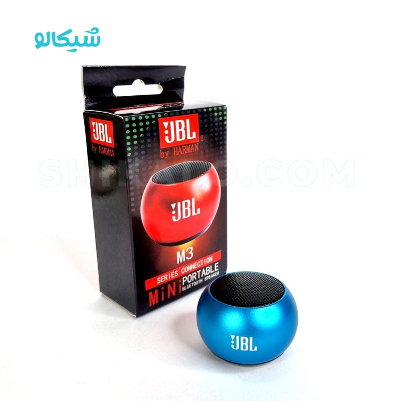 اسپیکر جیبی جی بی ال مدل M3 اسپیکر جیبی از برند جی بی ال مدل m3 ، یک نمونه اسپیکر بلوتوث دار که سایز کوچک در کنار کیفیت مطلوب، در محیط توجه همه را به خود جلب می کند برای درک بهتر این موضوع بهتر است ویدئو معرفی این محصول را مشاهده کنید. این اسپیکر جیبی در سایز 5×3.5 سانتی متری به راحتی توی جیب، کیف، داشبورد و کنسول ماشین جا میشه و برای استفاده های کوتاه مدت در پیاده روی، دوچرخه و موتور سواری یک گزینه بسیار عالی می باشد. اسپیکر m3 در شش رنگ (آبی، مشکی، طلایی، قرمز، نقره ای، رزگلد) تولید شده که شما میتوانید بر اساس سلیقه خود رنگ دلخواهتان را سفارش دهید. انتهای اسپیکر دکمه خاموش و روشن بلوتوث قرار داده شده که با نگه داشتن آن به مدت 3 ثانیه، روشن شده و می توانید به آن متصل شوید، همچنین بند مچی نگهدارنده اسپیکر امکان اتصال آن را بسیار راحت می کند.