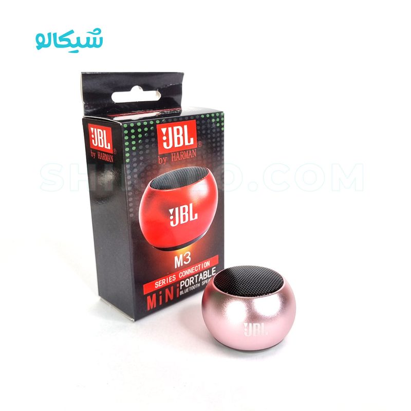 اسپیکر جیبی جی بی ال مدل M3 اسپیکر جیبی از برند جی بی ال مدل m3 ، یک نمونه اسپیکر بلوتوث دار که سایز کوچک در کنار کیفیت مطلوب، در محیط توجه همه را به خود جلب می کند برای درک بهتر این موضوع بهتر است ویدئو معرفی این محصول را مشاهده کنید. این اسپیکر جیبی در سایز 5×3.5 سانتی متری به راحتی توی جیب، کیف، داشبورد و کنسول ماشین جا میشه و برای استفاده های کوتاه مدت در پیاده روی، دوچرخه و موتور سواری یک گزینه بسیار عالی می باشد. اسپیکر m3 در شش رنگ (آبی، مشکی، طلایی، قرمز، نقره ای، رزگلد) تولید شده که شما میتوانید بر اساس سلیقه خود رنگ دلخواهتان را سفارش دهید. انتهای اسپیکر دکمه خاموش و روشن بلوتوث قرار داده شده که با نگه داشتن آن به مدت 3 ثانیه، روشن شده و می توانید به آن متصل شوید، همچنین بند مچی نگهدارنده اسپیکر امکان اتصال آن را بسیار راحت می کند.